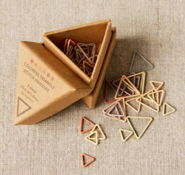 Bild von COCOKNITS Colorful Triangle Stitch Markers
